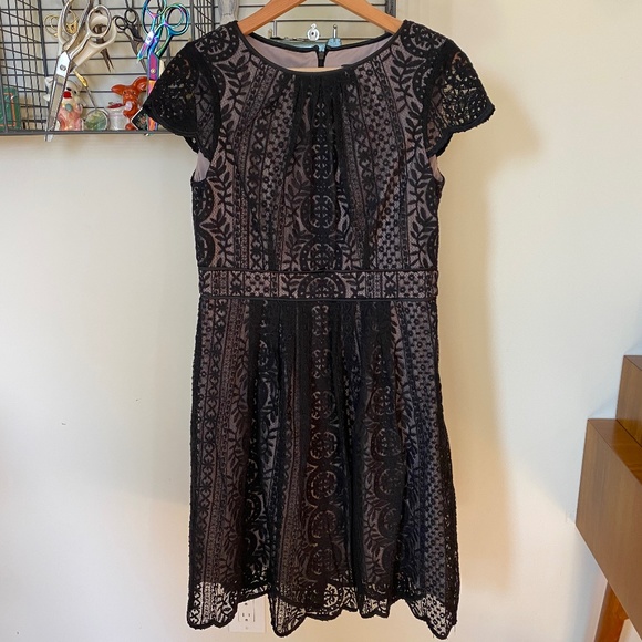 Lace sheath dress - Picture 2 of 7